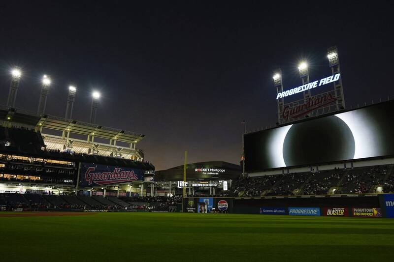 日全食所到之处会变得如黎明或黄昏般昏暗。图为克里夫兰的「进步球场」，在MLB守护者队与白袜队赛前于大萤幕播放日全食奇景。（美联社）(photo:LTN)