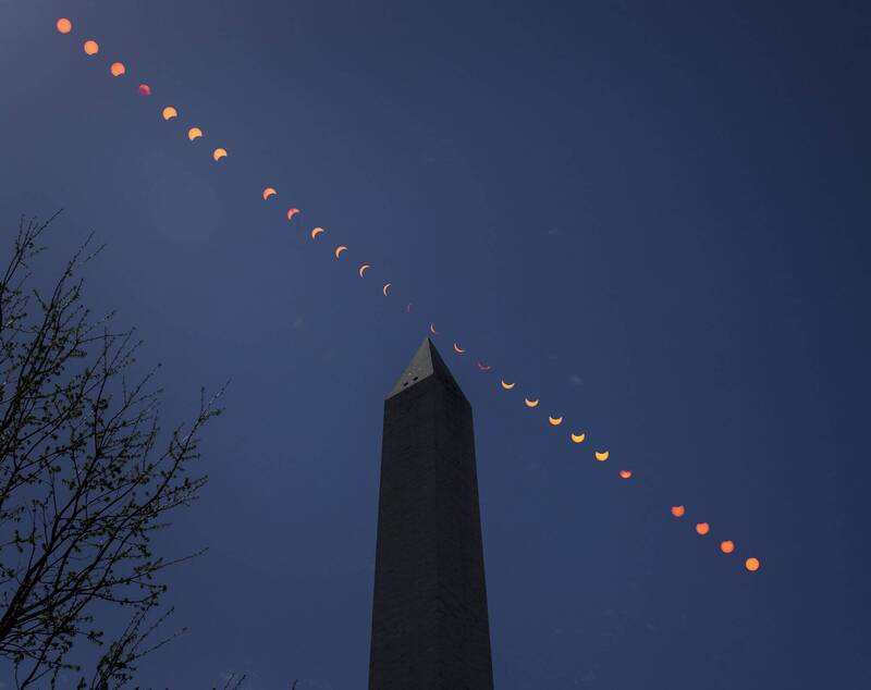 华府民众纪录日食轨迹。（美联社）(photo:LTN)