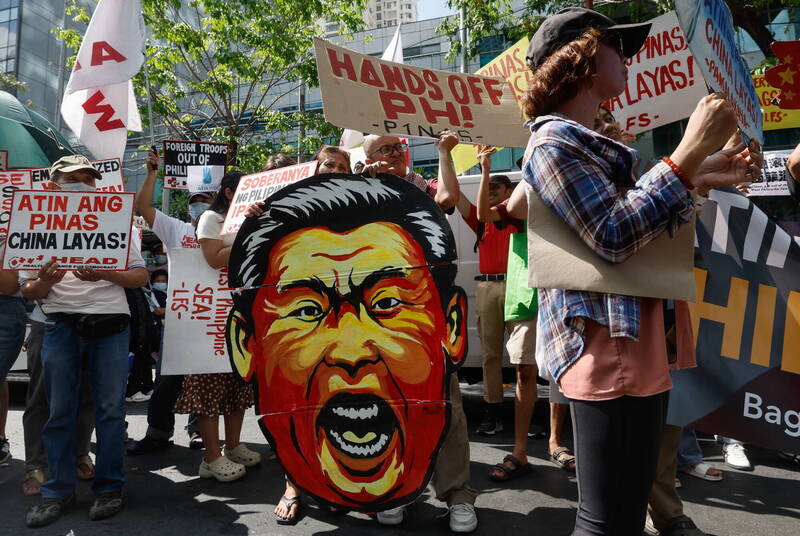 示威群众拿着习近平的彩绘肖像游行抗议。（欧新社）(photo:LTN)