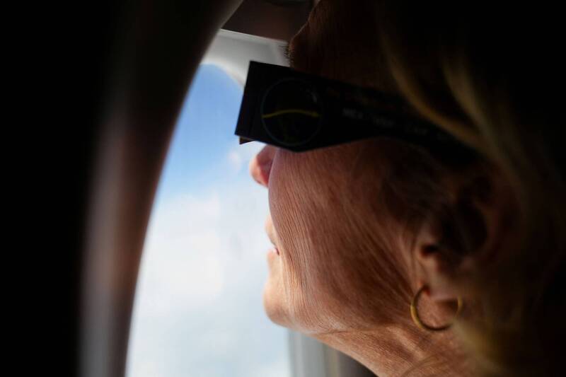 旅客将带上特制墨镜观赏日全食。（路透）(photo:LTN)