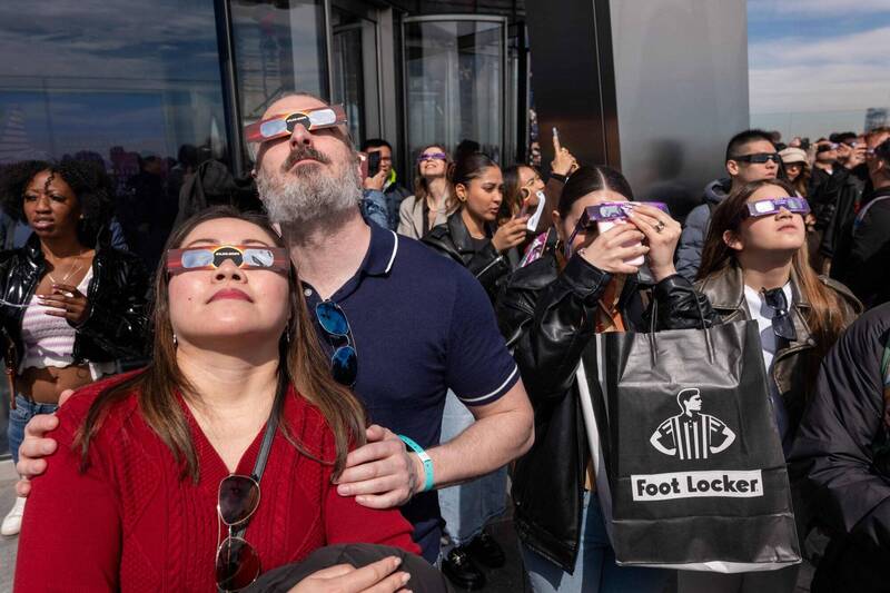 纽约市民众抬头观看日全食。（法新社）(photo:LTN)