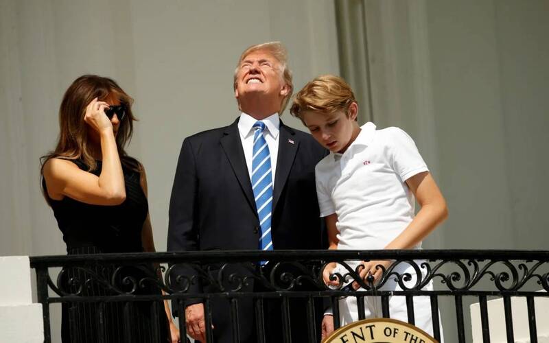 2017年川普在白宫观看日偏食，多次取下护目镜，用肉眼直视。（路透）(photo:LTN)