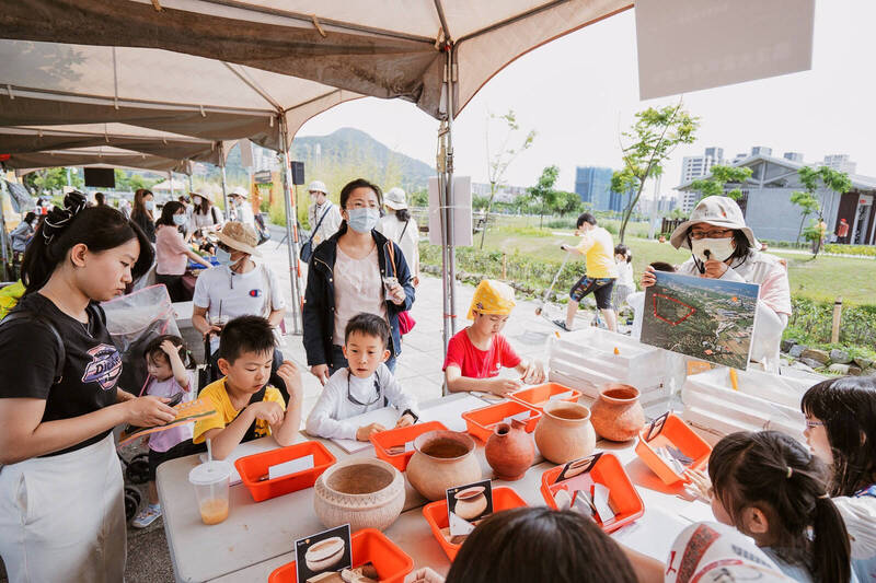 「新北考古生活節」4月20、21日在新北考古公園登場，連續2天設置超過70個攤位，舞台表演「萬獸崛起」集結7組知名樂團、劇團，入場不收費。（十三行博物館提供）