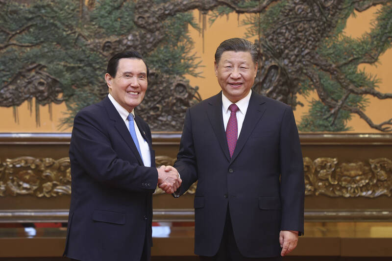 馬英九與中共總書記習近平在北京「馬習二會」,互相握手致意。(美聯社) 馬英九與中共總書記習近平在北京「馬習二會」,互相握手致意。(美聯社)