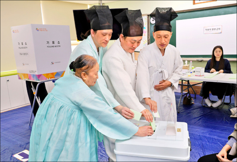 南韩10日举行第22届国会选举，最终投票率达67%，创下32年来新高。各大电视台出口民调都显示，最大在野党共同民主党可能取得压倒性胜利。（美联社）(photo:LTN)