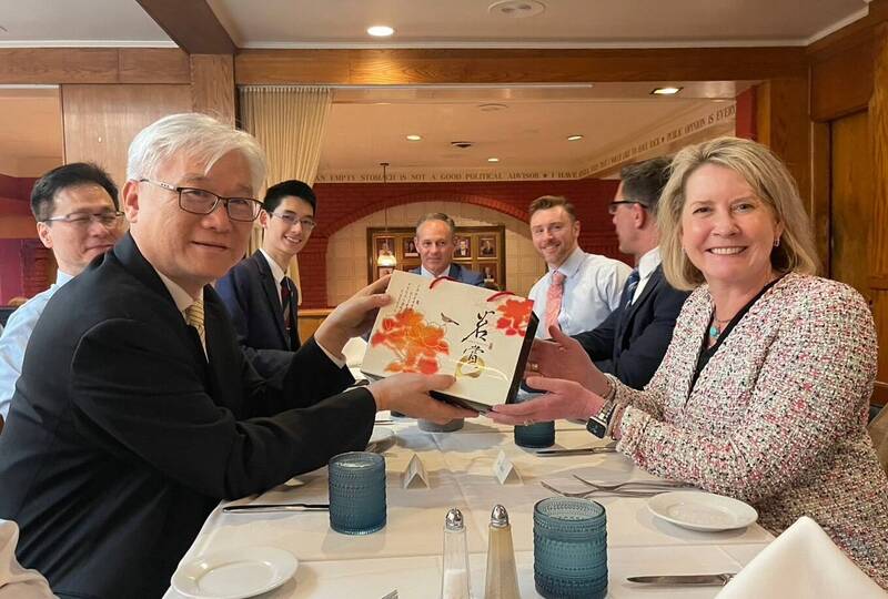 國民黨副主席夏立言拜會美國智庫「傳統基金會」（Heritage Foundation），轉贈國民黨主席朱立倫贈送給傳統基金會副會長、美國前副國家安全顧問蔻薇（Victoria Coates）的茶禮。（圖由國民黨提供）