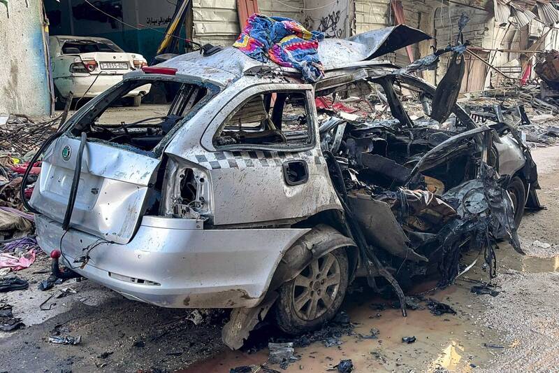 以军10日发动空袭，哈玛斯领袖哈尼雅的3个儿子当场身亡。图为3人乘坐的汽车残骸。（法新社）(photo:LTN)