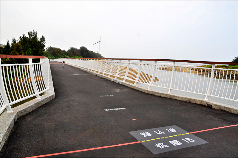 雙新自行車道跨橋，橋面標示新竹縣與桃園市交界。（記者周敏鴻攝）