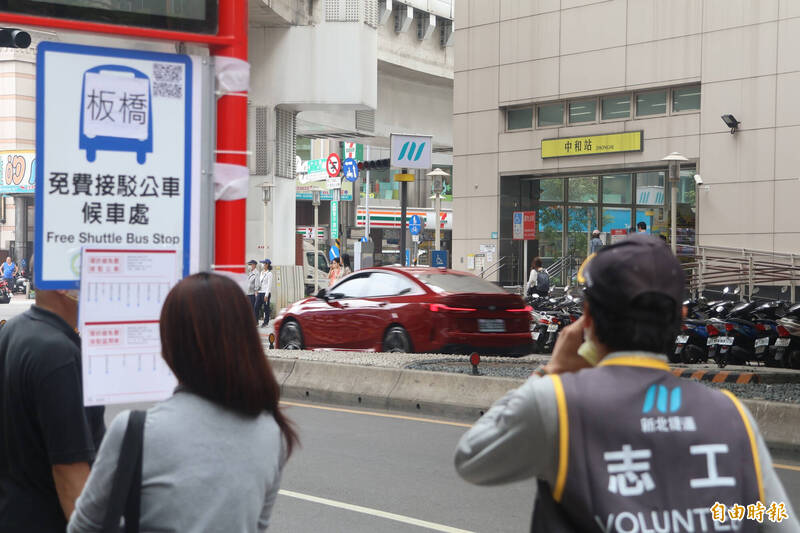 捷運中和站對面就是往板橋方向的接駁乘車處。（記者董冠怡攝）