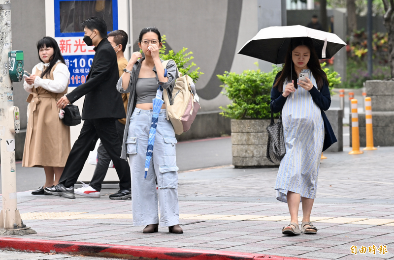 中央氣象署預報，週六（13日）微弱鋒面通過，天氣較不穩定，花、東地區及金、馬有局部短暫陣雨或雷雨。（資料照）