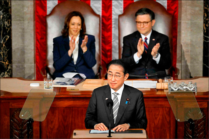 日本首相岸田文雄11日向美国国会参众两院联席会议发表35分钟的英语演说，参院议长、副总统贺锦丽（后排左）与众院议长强生（后排右）数度鼓掌致意。（法新社）(photo:LTN)