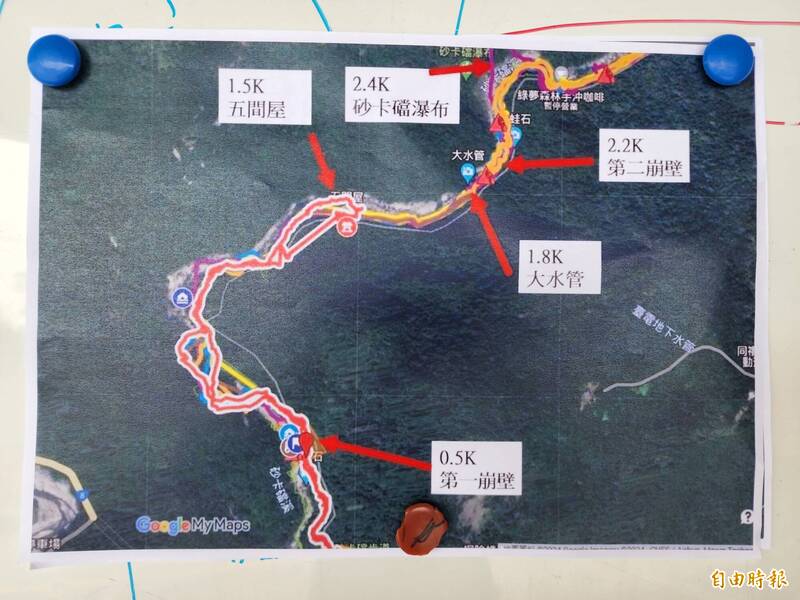 花莲县消防局今天前进砂卡礑步道2.4k瀑布，寻找失踪的新加坡夫妇，但在大水管附近发生崩塌，下山的路遭掩埋。（记者花孟璟摄）(photo:LTN)
