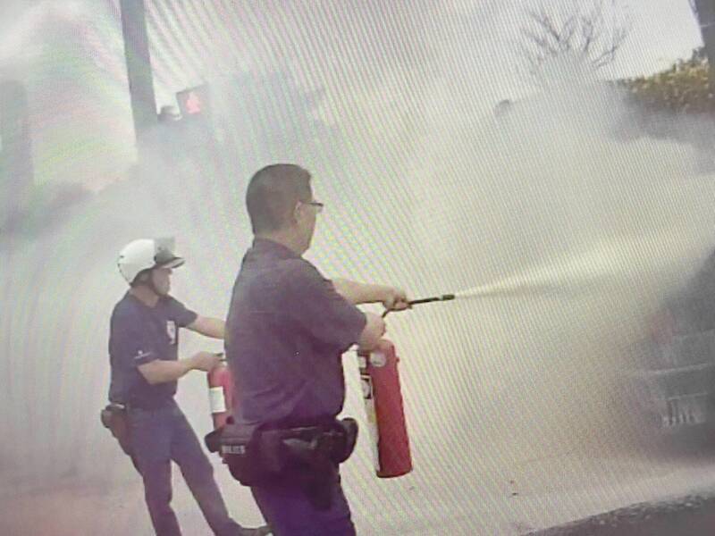 玉井分局員警滅火器協助撲滅火燒車。（民眾提供）