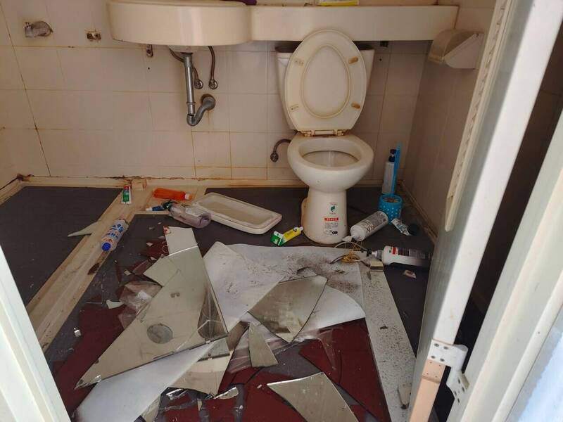 东华大学男生宿舍涵星二庄浴厕玻璃、马桶掉落碎裂，管线也被震到错位。（东华大学提供）(photo:LTN)