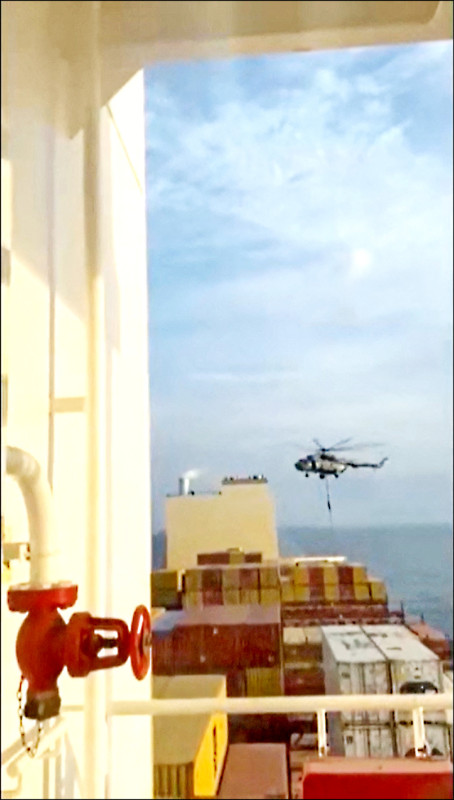 伊朗官方宣称，伊斯兰革命卫队13日在荷姆兹海崃附近海域派出直升机，垂降特种部队登上「白羊座」号货柜轮，成功扣押该艘与以色列有关船只并驶向伊朗。（法新社）(photo:LTN)