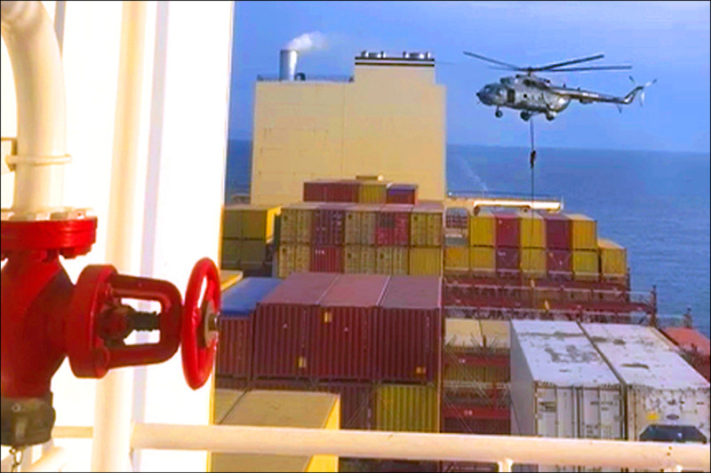 伊朗官方宣称，伊斯兰革命卫队13日在荷姆兹海崃附近海域派出直升机，垂降特种部队登上「白羊座」号货柜轮，成功扣押该艘与以色列有关船只并驶向伊朗。（美联社）(photo:LTN)