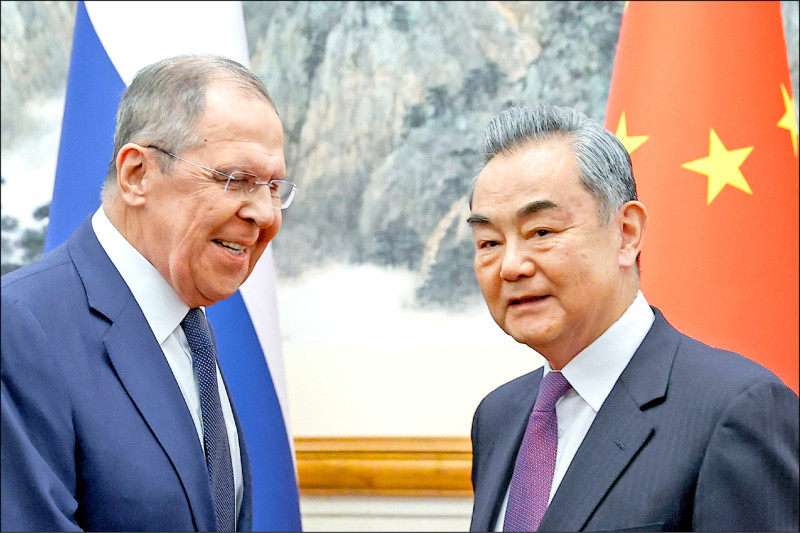 美国情报指称，中国一直提供技术与设备协助俄罗斯扩大军力与入侵乌克兰。图为中国外长王毅（右）九日在北京会见来访的俄罗斯外长拉夫罗夫（左）。（美联社）(photo:LTN)