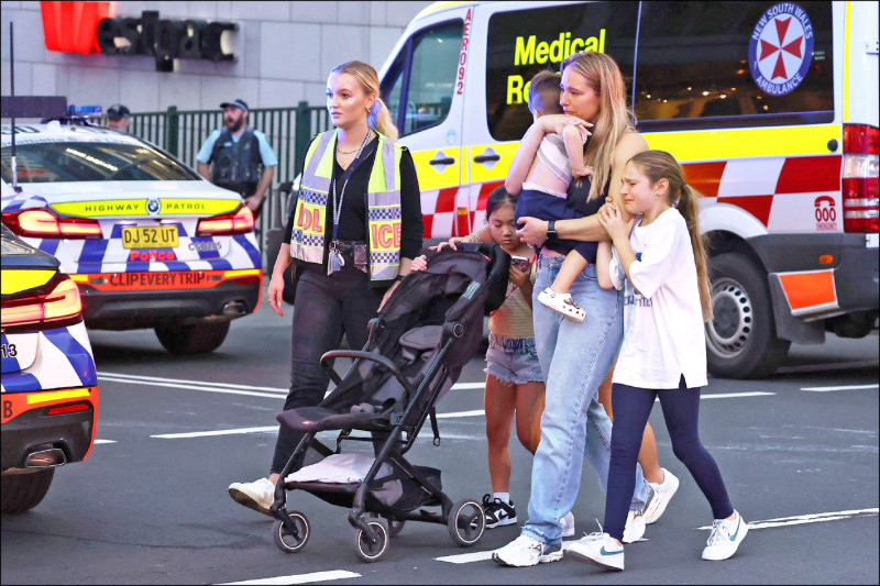 雪梨购物中心发生持刀攻击事件后，一家人从商场疏散，满脸惊恐。（法新社）(photo:LTN)