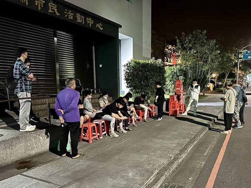 「宜蘭大拜拜,辦桌呷平安」今天上午8點開放訂桌,昨晚10點就有人徹夜排隊。(圖由宜蘭市公所提供) 「宜蘭大拜拜,辦桌呷平安」今天上午8點開放訂桌,昨晚10點就有人徹夜排隊。(圖由宜蘭市公所提供)