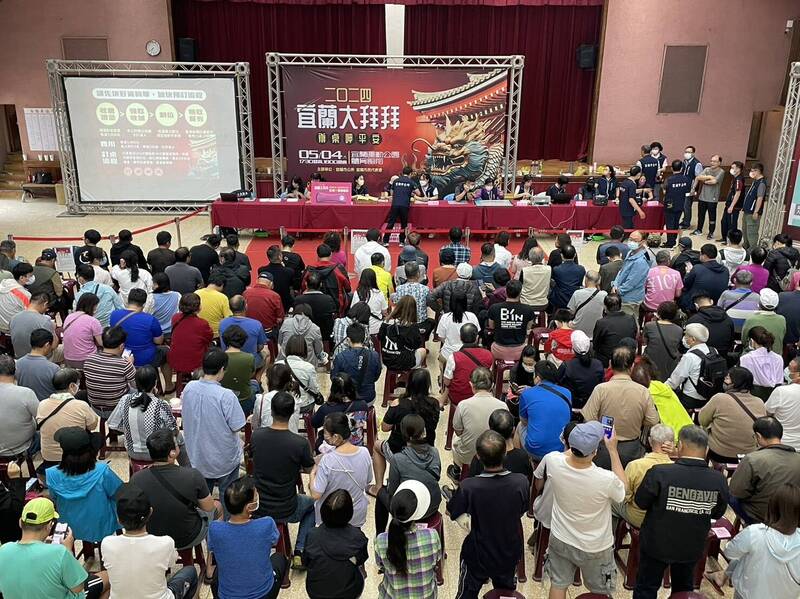 「宜蘭大拜拜,辦桌呷平安」睽違5年復辦,今天上午8點開放訂桌,宜蘭市民活動中心被登記人潮擠爆。(圖由宜蘭市公所提供) 「宜蘭大拜拜,辦桌呷平安」睽違5年復辦,今天上午8點開放訂桌,宜蘭市民活動中心被登記人潮擠爆。(圖由宜蘭市公所提供)