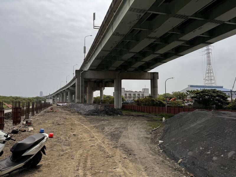 蔡姓女子在台64線快速道路跳車墜橋身亡，法院今裁定跟蔡女同車的黃姓前夫、其兄及女友3人，各以5萬元交保。（記者吳仁捷翻攝）