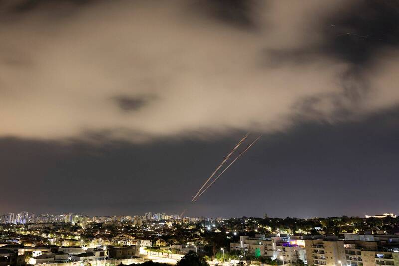 伊朗向以色列南部亚实基伦市（Ashkelon）发射飞弹，遭以军拦截。（路透）(photo:LTN)