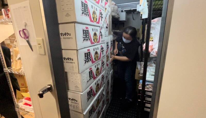 台中和牛燒肉店被台中市衛生局查出大量過期肉，業者晚間聲明指是「員工教育訓練用肉」。（圖：食安處提供）