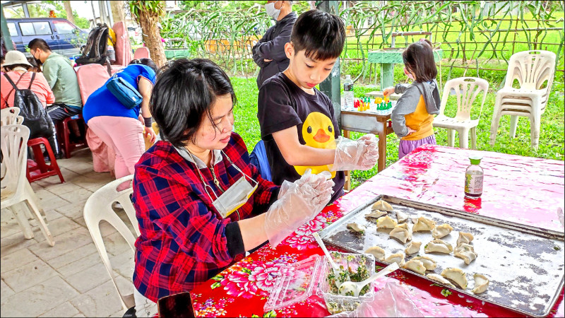 「桐遊鶯歌樂陶陶」民眾體驗手做美食。（擷取自鶯歌區公所臉書）