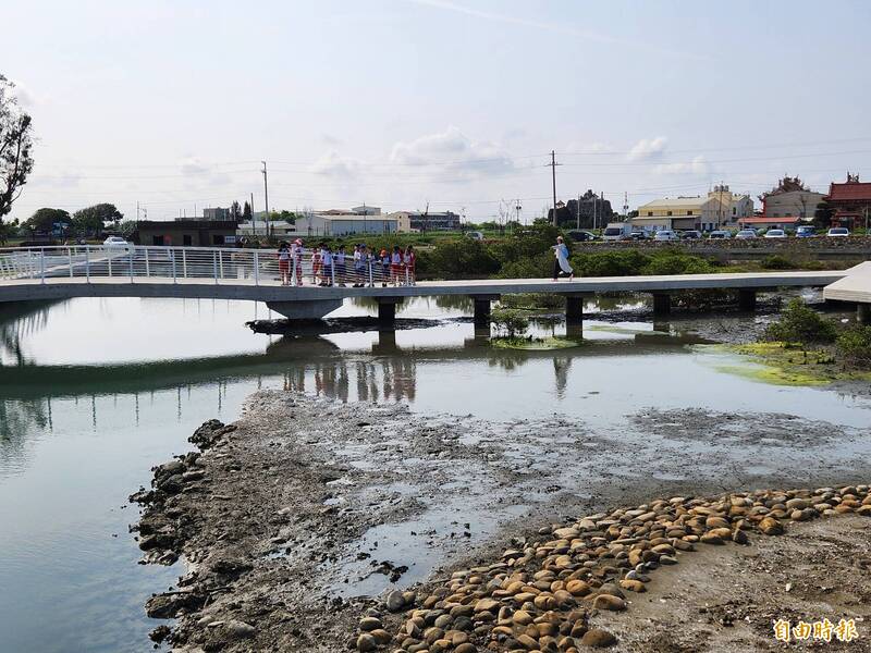 荒廢多年的七股鹽灘再改造，扇鹽地景園區揭牌啟用，鯤鯓國小師生前往戶外教學。（記者王涵平攝）