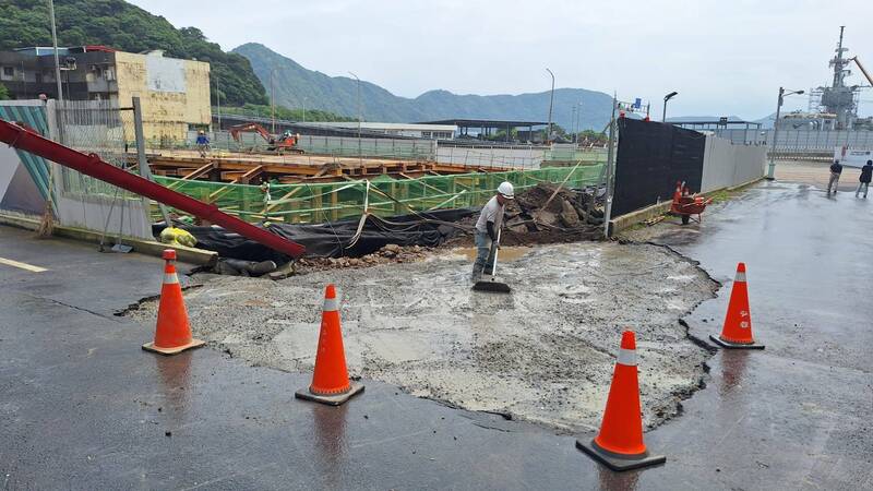 蘇澳鎮某知名飯店工地旁發生路面下陷，出現大面積的「天坑」，事發後灌漿回填。（蘇澳鎮公所提供）