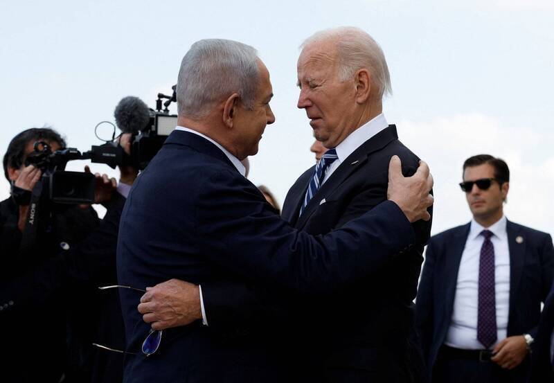 2023年10月18日，以色列总理纳坦雅胡（左）在特拉维夫的本-古里安国际机场（Ben Gurion Airport），迎接到访的美国总统拜登。（路透）(photo:LTN)