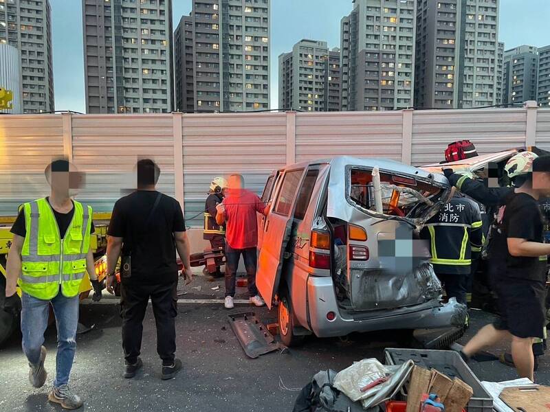 台六十五線板橋段今晚傳出三車連環車禍，造成一人受困，兩人受傷，車流一度回堵到新莊，正逐漸紓解。（記者吳仁捷翻攝）