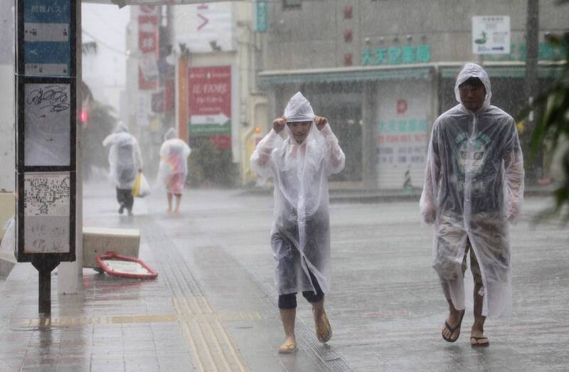 日本沖绳县那霸市遭遇暴雨恐发生土石流，对市内小禄地区将近6万人发布4级警戒。（欧新社）(photo:LTN)
