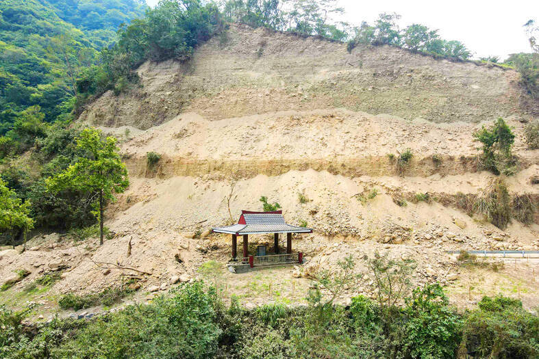 
A pavilion damaged by a massive earthquake on April 3 is pictured at Taroko National Park in Hualien on April 4. 
Photo: Sam Yeh, AFP