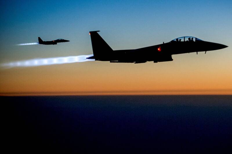 美国中央司令部指出，美军在此次行动中击落超过80架无人机，以及至少6枚弹道飞弹。图为美军F-15E战机。（法新社）(photo:LTN)