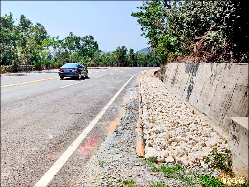 墾丁陸蟹棲地路旁舖設珊瑚礁岩,被認為營造成「兩棲天堂路」。(記者蔡宗憲攝) 墾丁陸蟹棲地路旁舖設珊瑚礁岩,被認為營造成「兩棲天堂路」。(記者蔡宗憲攝)
