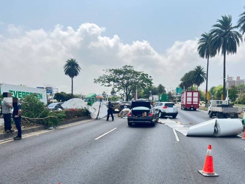 鋼捲掉落波及行經車輛及分隔島。（圖由民眾提供）