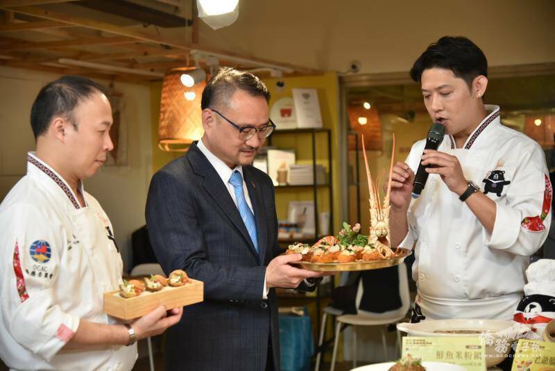 主廚們於行前說明會上展示拿手料理，並介紹料理特色。（圖擷取自僑委會）