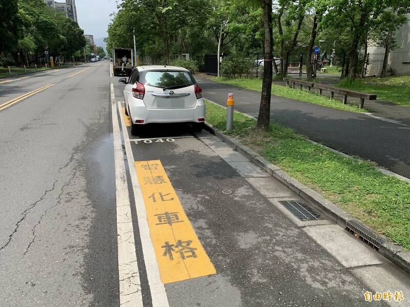 宜蘭縣推動路邊智慧停車，經2年試辦，今年5月1日將正式上路，230席主要集中於宜蘭市復興路及羅東鎮純精路等鬧區。（記者王峻祺攝）