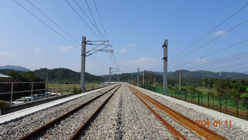 南端（福隆方）路堤段道碴軌道鋪設完成。（台鐵公司提供）