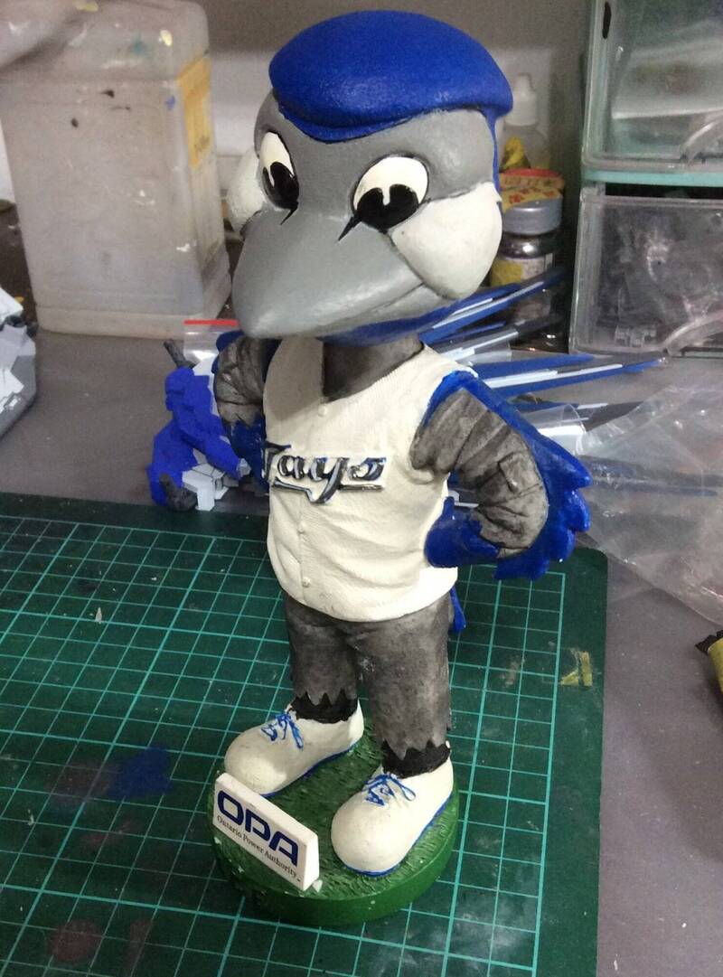 廣告公司請託修復MLB大聯盟各隊幸運物搖頭娃娃。（劉權德提供）