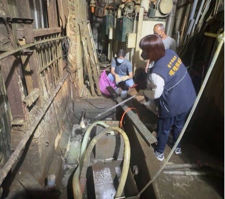 台中市環保局稽查頭汴坑溪上游電鍍業排放廢水。(台中市環保局提供) 台中市環保局稽查頭汴坑溪上游電鍍業排放廢水。(台中市環保局提供)