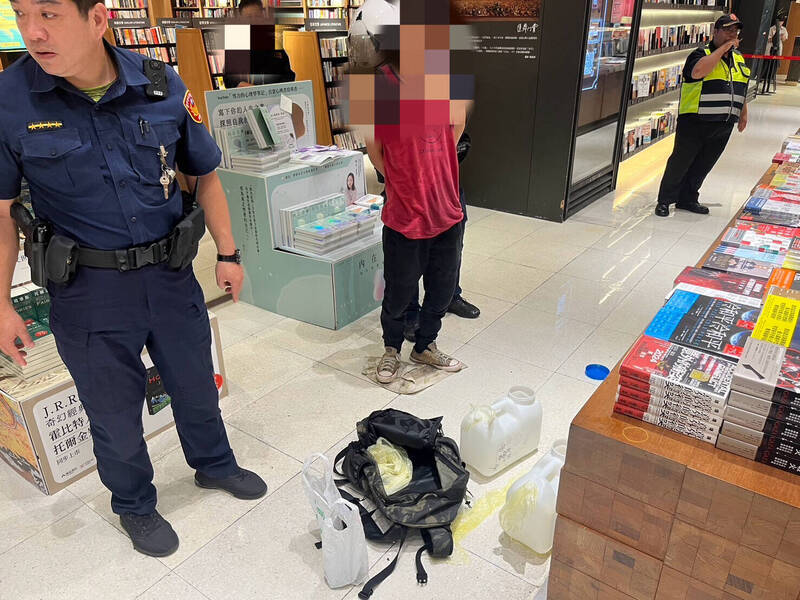 警方當場逮捕企圖縱火的王姓男子。(警方提供) 警方當場逮捕企圖縱火的王姓男子。(警方提供)