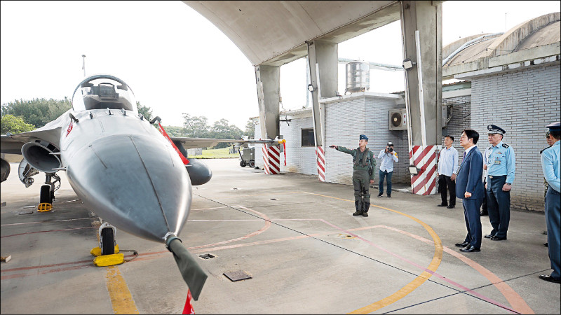 總統當選人暨副總統賴清德昨視察空軍防空部隊與第三聯隊，了解接戰程序、模擬防空攔截演練，以及警戒任務整備情形，感謝國軍堅守崗位捍衛領空。（中央社，總統府提供）