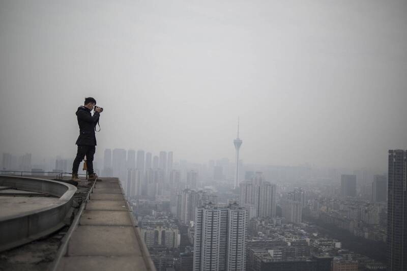 中国上海有位大学生为打工赚钱，爬顶楼拍照触犯国家机密，遭判处5年有期徒刑。示意图。（法新社）(photo:LTN)