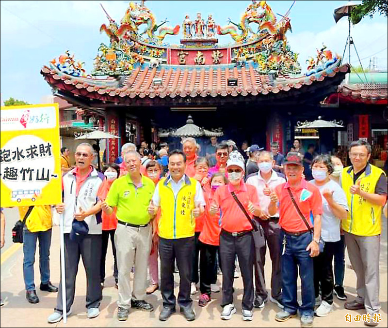 南投縣竹山鎮長陳東睦（前左三）陪伴長輩到紫南宮遊玩後，一起開心合照。（記者謝介裕攝）