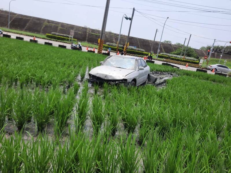 78歲翁開車失控撞護欄衝入田裡「犁田」。（民眾提供）