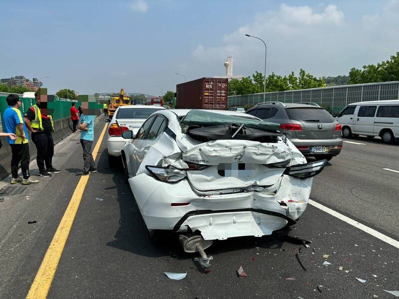 國1北向364.1公里高雄鼎金路段，今天上午發生5部車子追推撞交通事故，造成1名女駕駛手部擦傷。（民眾提供）