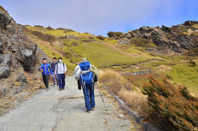 合歡山主峰步道鋪設的路面因年代久遠，路面破損，管理處將一併進行管線埋設，下週一起全線封閉。（圖由太管處提供）