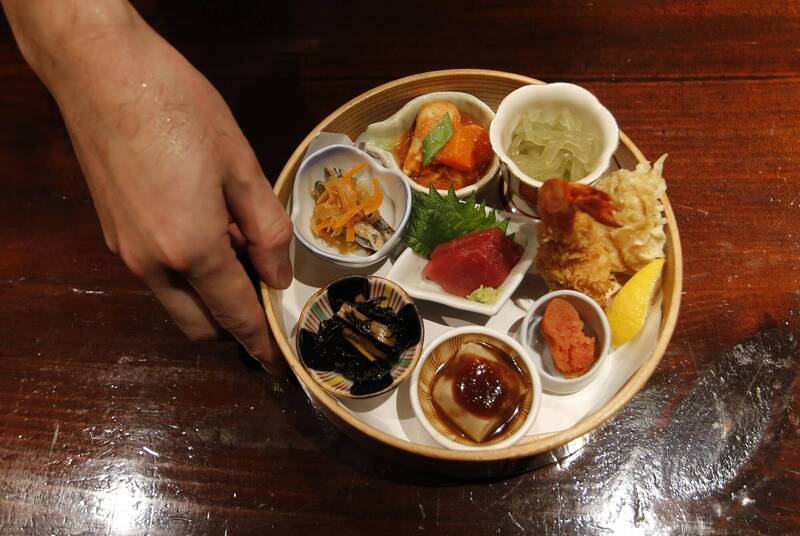 日本和歌山县爆发一起大规模食物中毒案，有101人吃了一间餐厅餐厅贩售的外送便当后，出现发烧、严重上吐下泻等症状。示意图，图与新闻事件无关。（路透资料照）(photo:LTN)